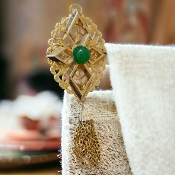 Sarah Coventry Peking Brooch Tassel Pin Filigree Gold Tone Green Glass Cabochon - Picture 15 of 16
